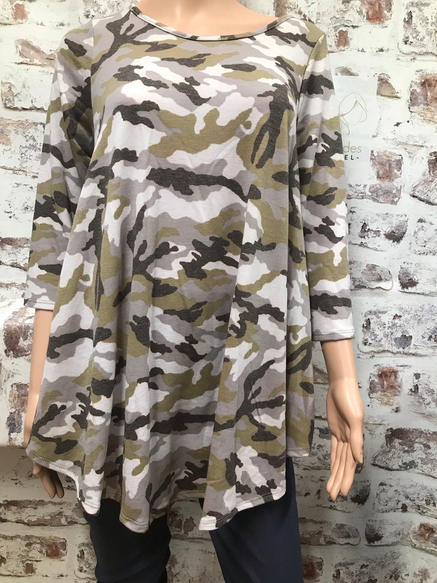 Plus Size 3/4 Sleeve Camouflage Top
