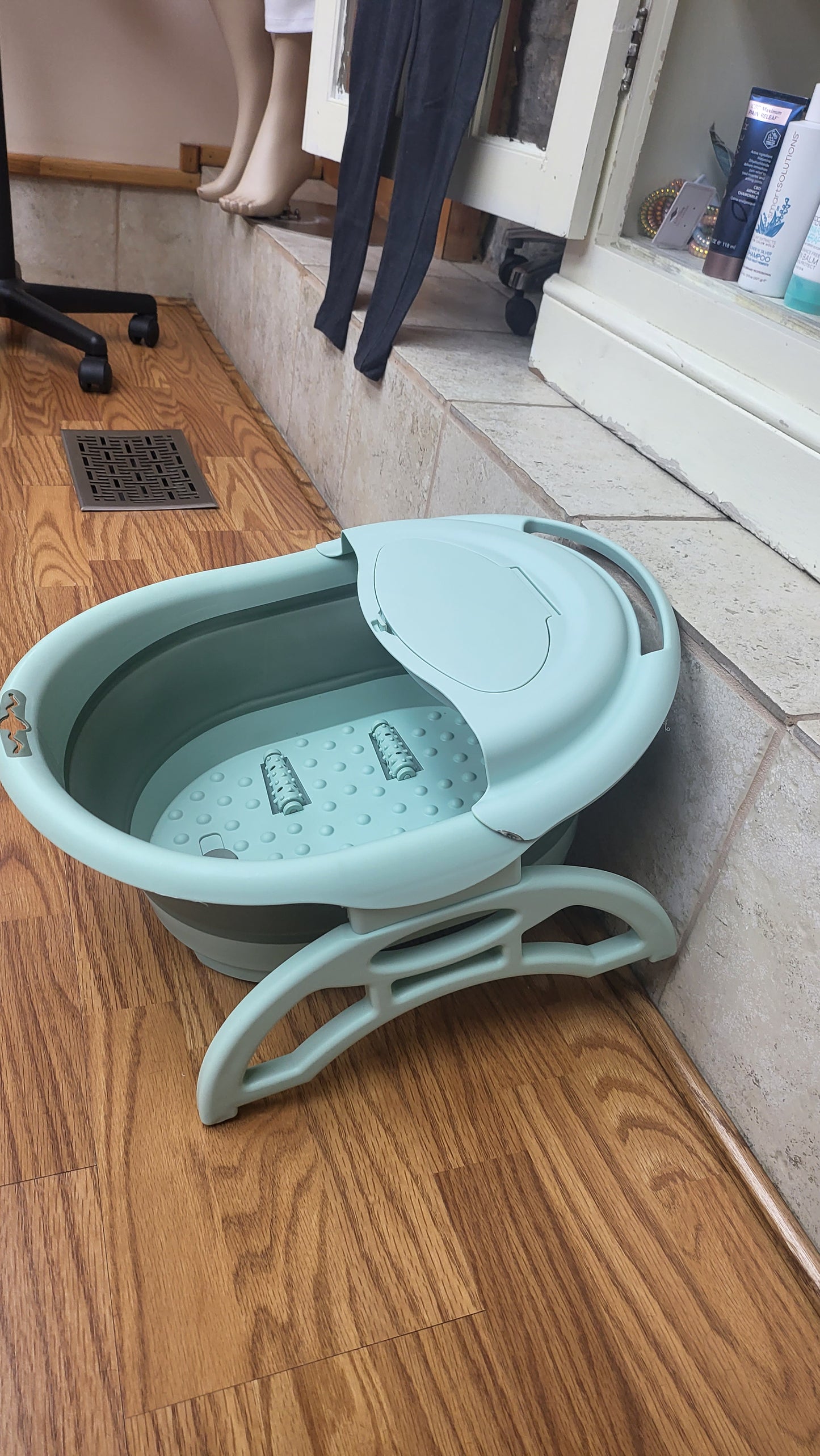 Foot tub the collapses with locking Sides for Nail Techs