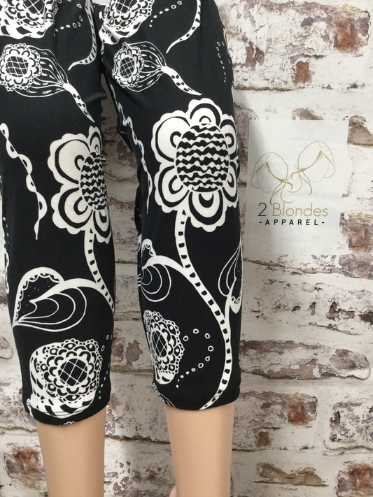 White Daisy Print Capri